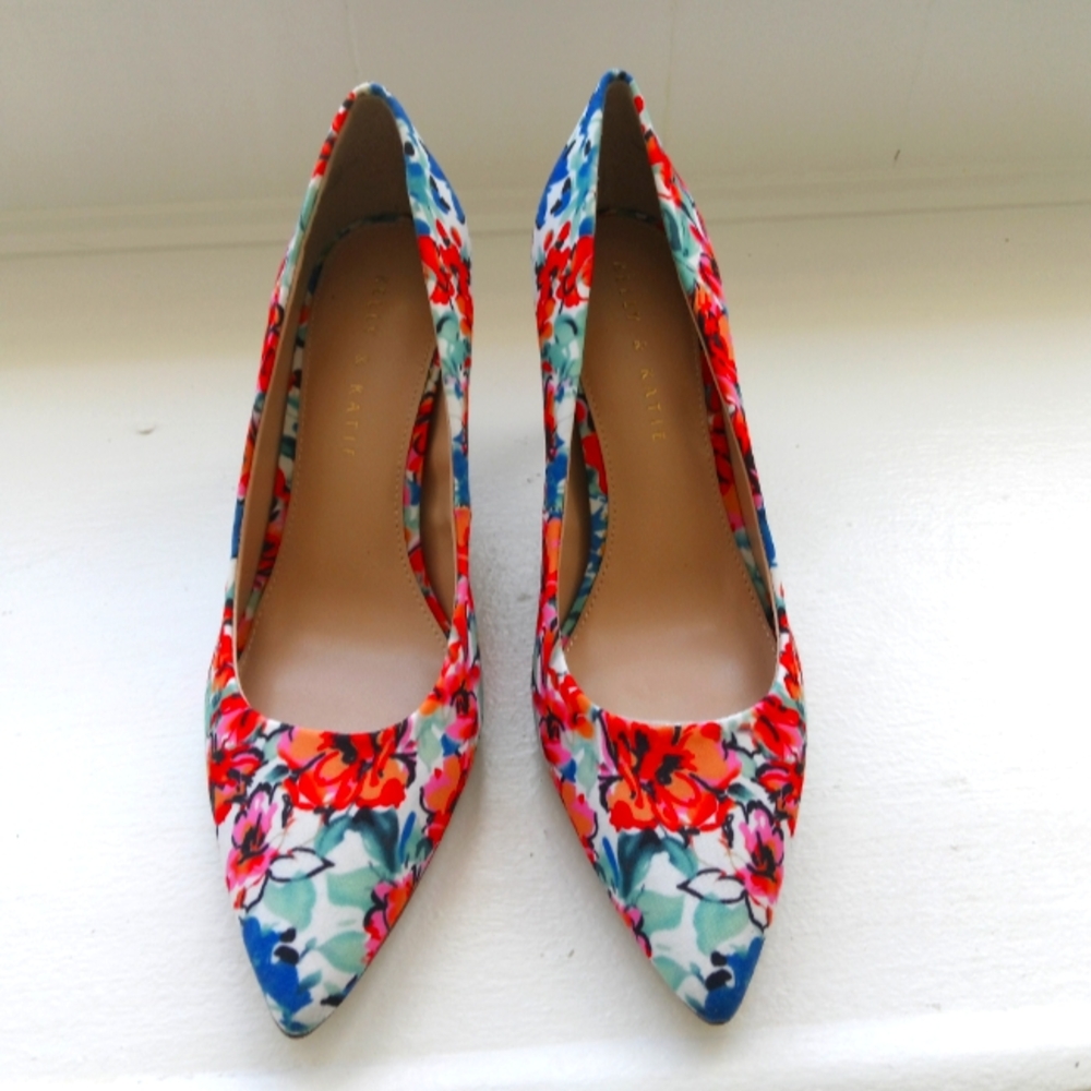 New Kelly & Katie 🏵️ Flower Fabric Pumps with 3.5" covered heel.Size 8